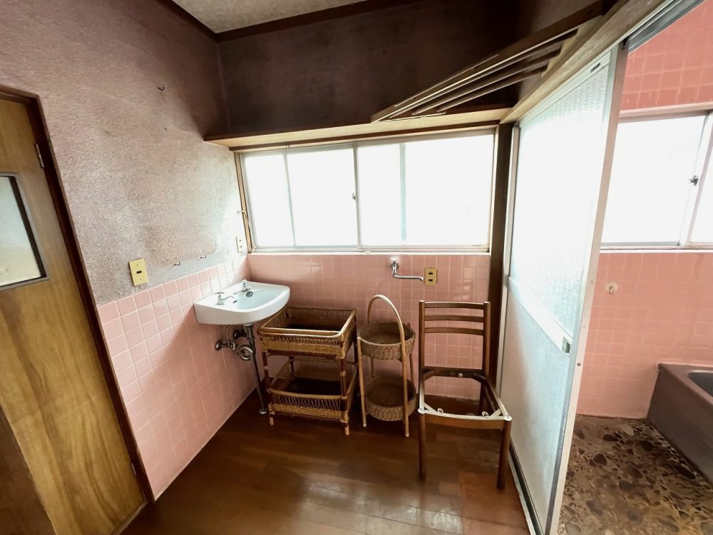 1970s wood house, 17-min walk to station, Shizuoka