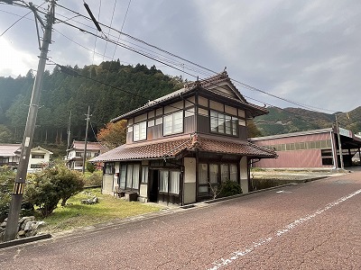 A compact shop-and-residence with remnants of the former tatami-mat framing shop