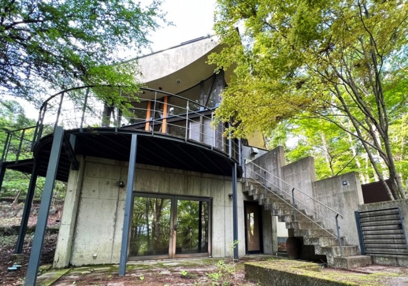 1990s concrete house on a large plot in Yamanakako, Yamanashi