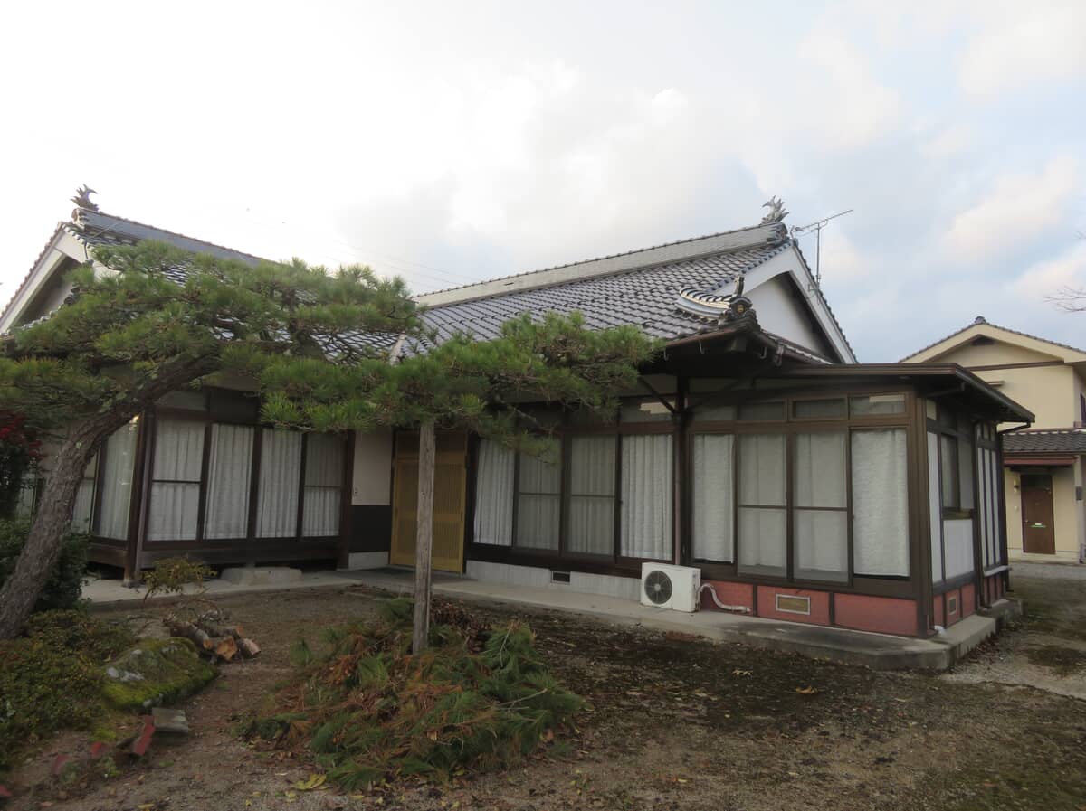 1990s wood house