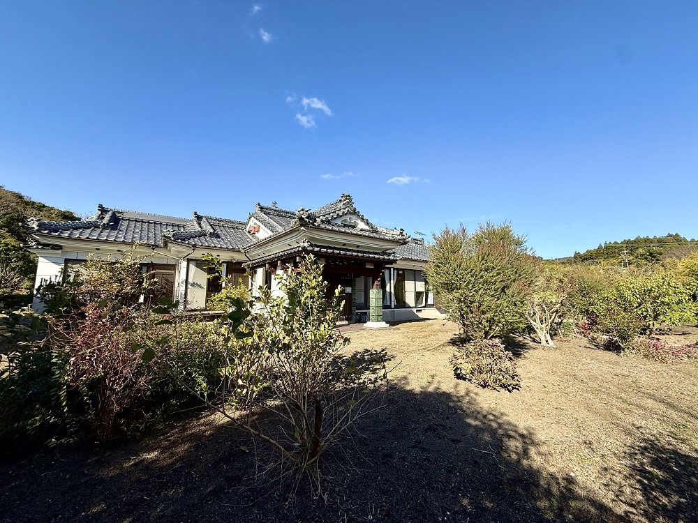 1980s wood house on a large plot in Yamakawanarukawa, Ibusuki