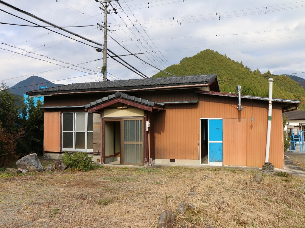 Wood house on a large plot in Mie