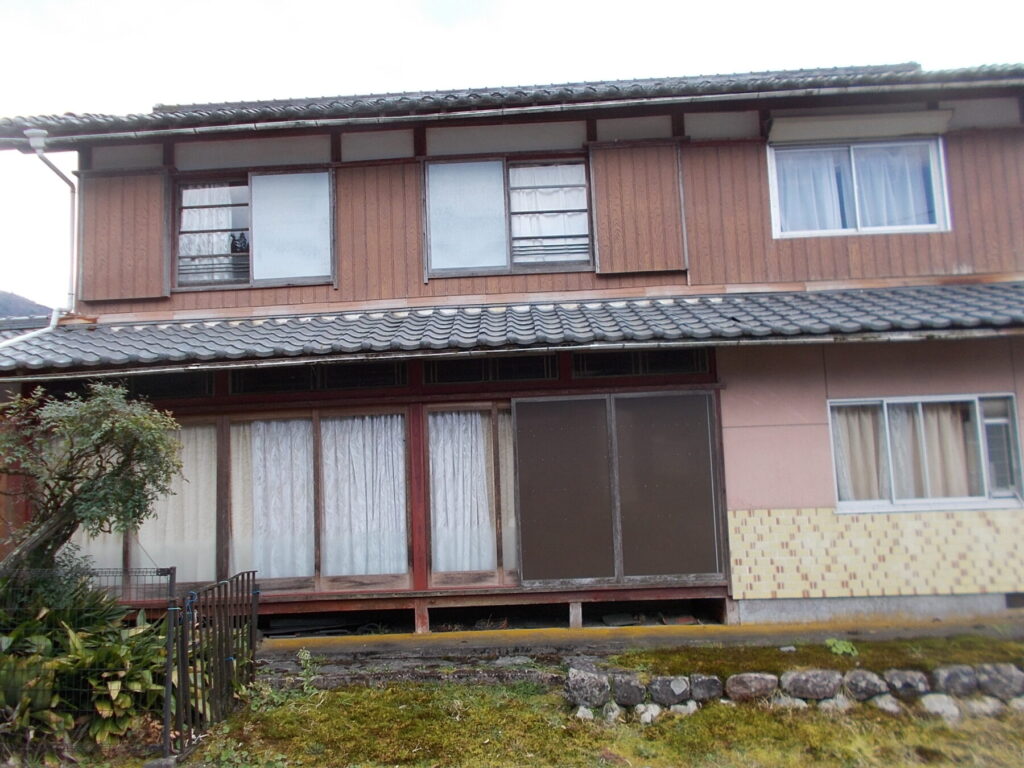 1960s wood house with storehouses in Shiga