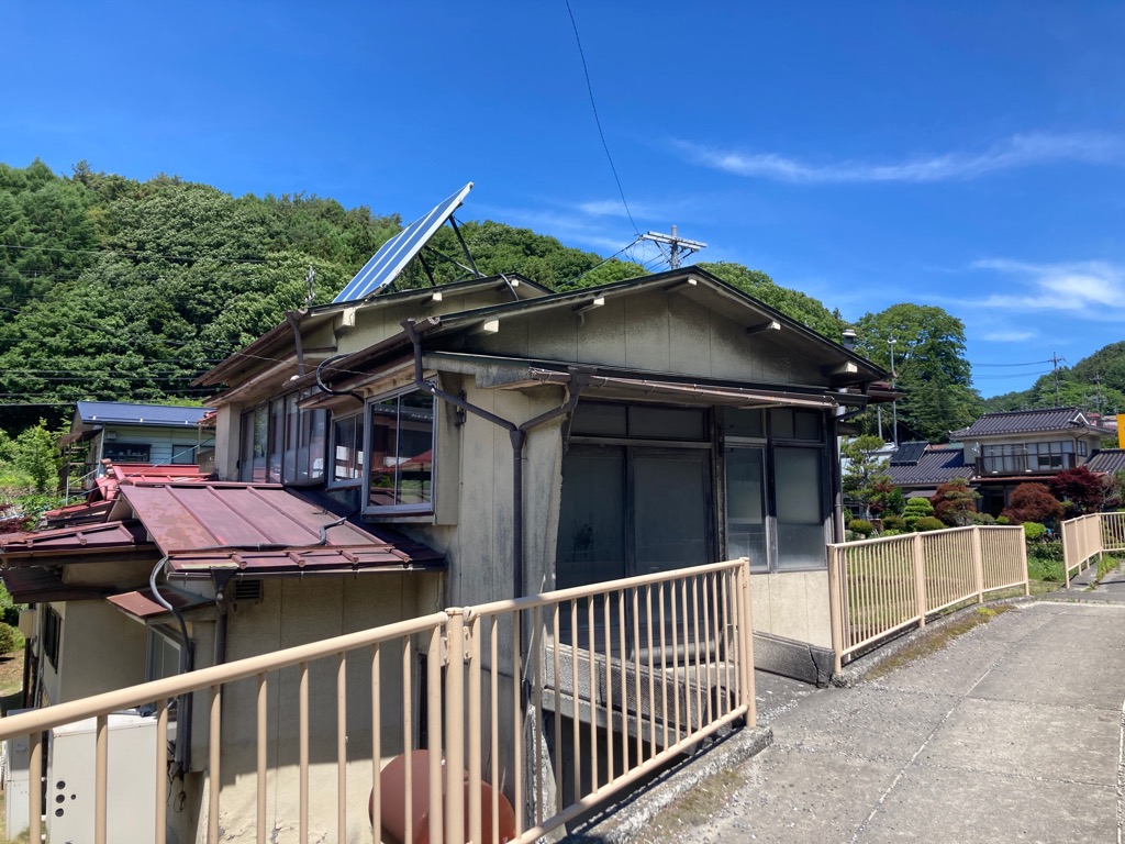 2-story residential building with many rooms on a south-facing open plot adjacent to a national highway. Suitable for dual-family housing or private lodging use.