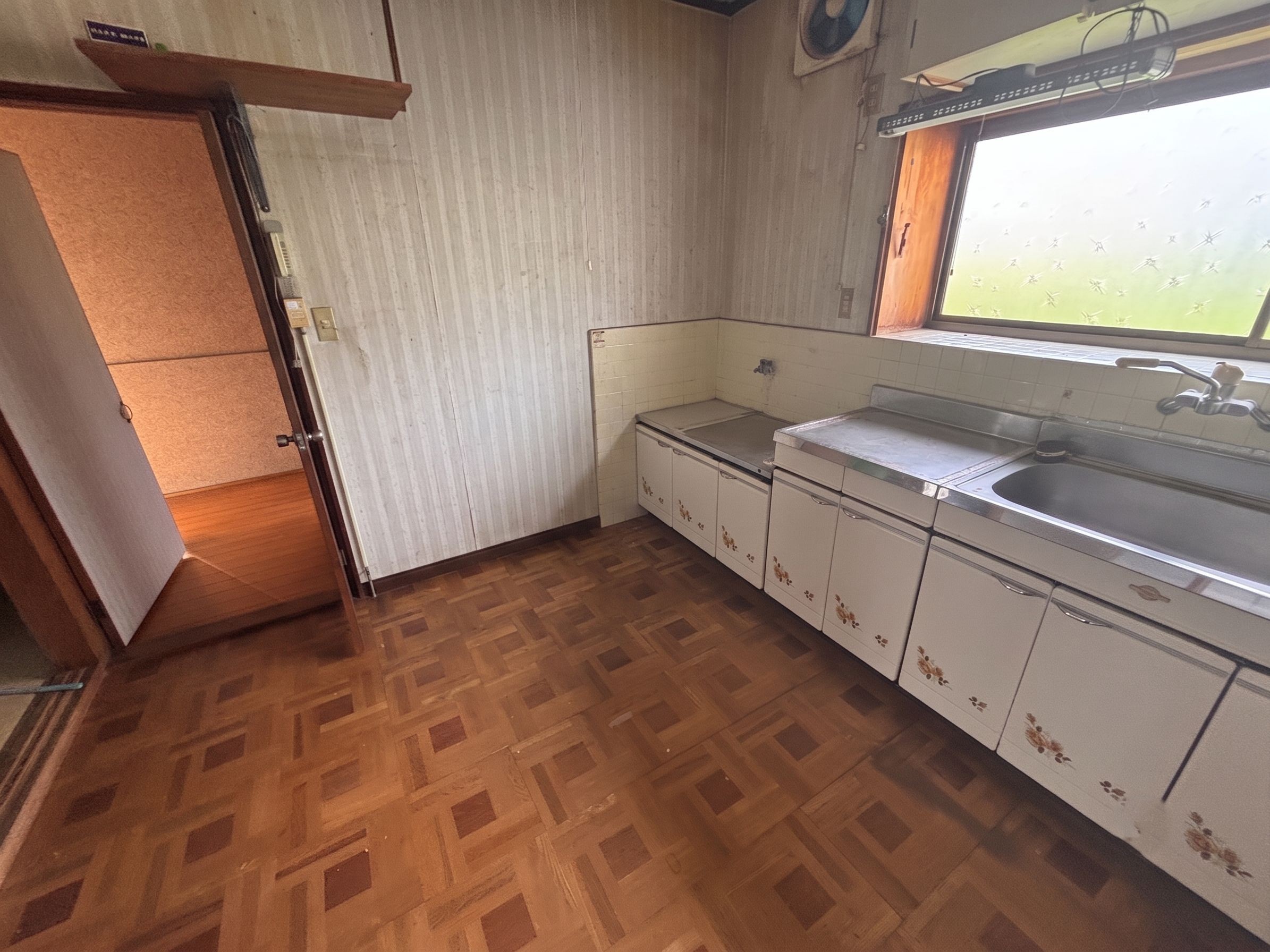 1980s wood house, 19-min walk to station, Fukui