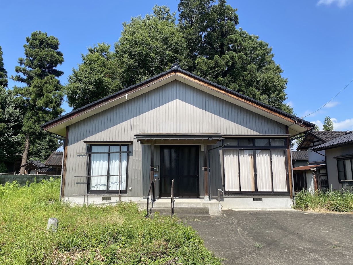 2000s wood house on a large plot in Toyama
