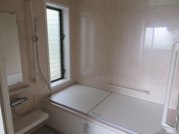Many rooms and spacious garden. Day-use hot spring facility nearby; enjoy hot springs anytime with ease.