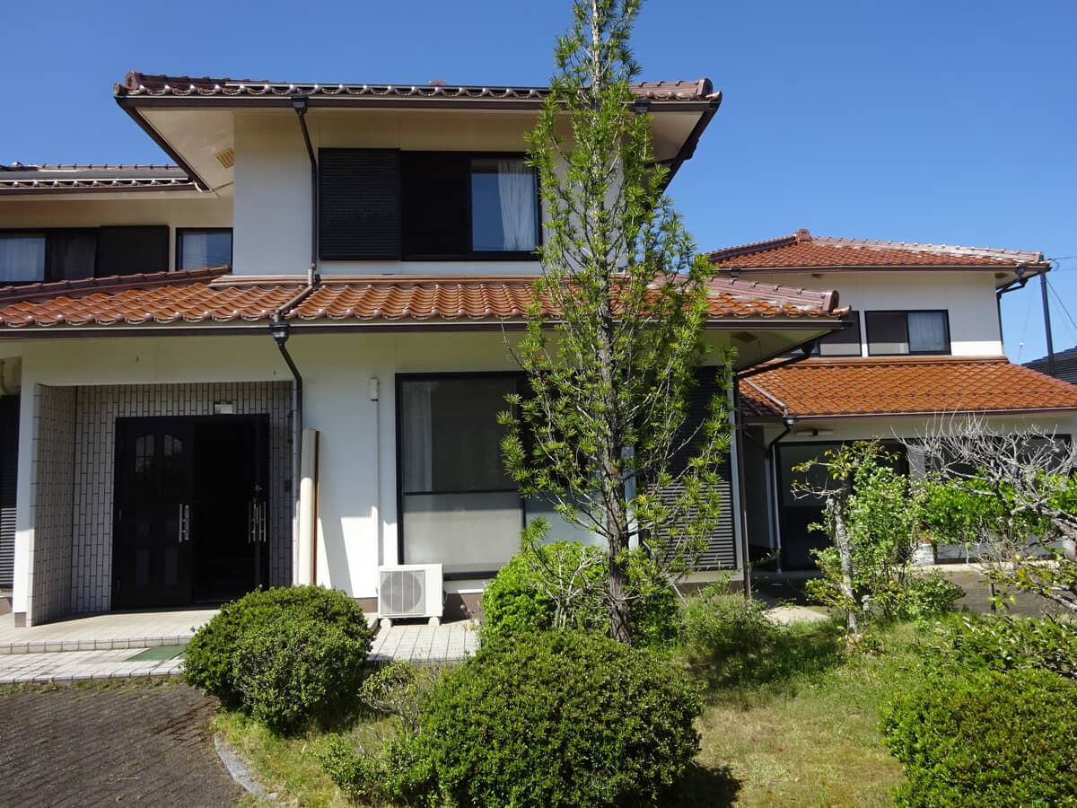 1990s wood house on a large plot in Hiroshima