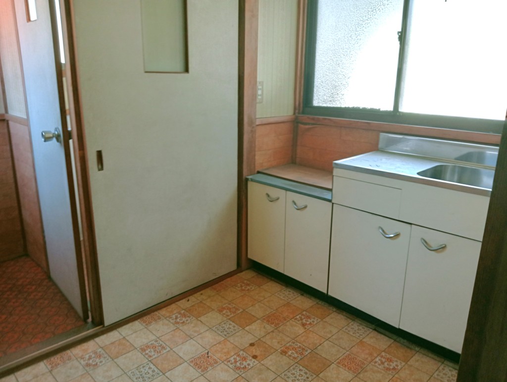 2-story residential building with many rooms on a south-facing open plot adjacent to a national highway. Suitable for dual-family housing or private lodging use.
