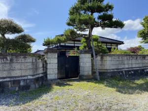 1980s wood house on a large plot in Niigata