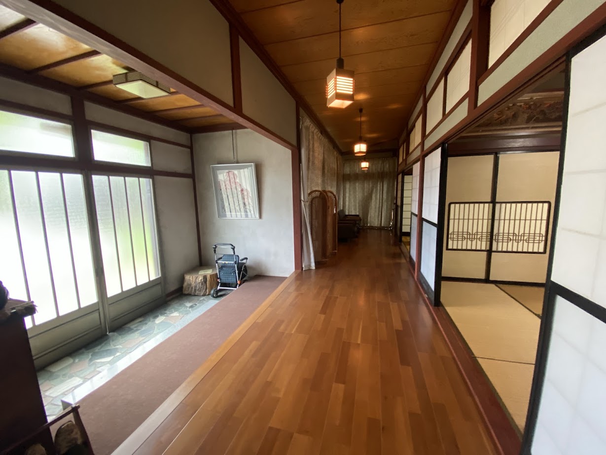 1970s wood house, 13-min walk to station, Toyama