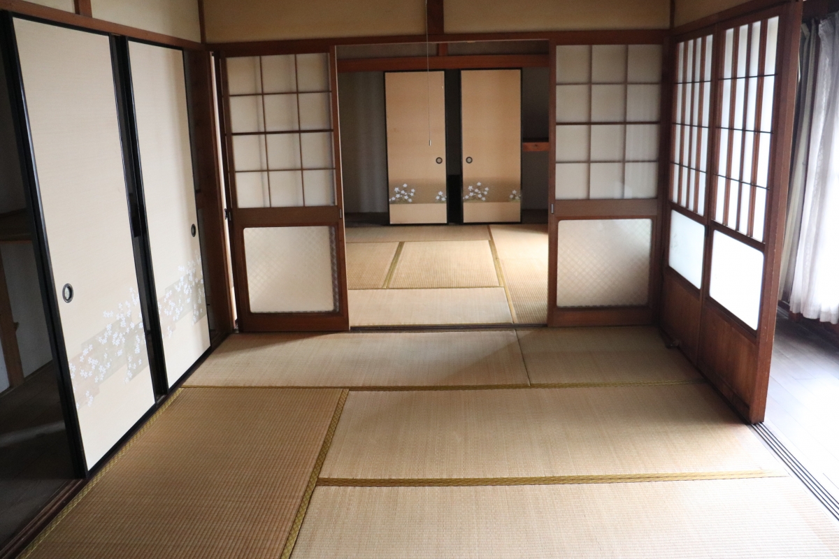 1960s wood house on a large plot in Gifu