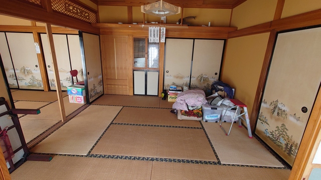 1980s wood house on a large plot in Iwate