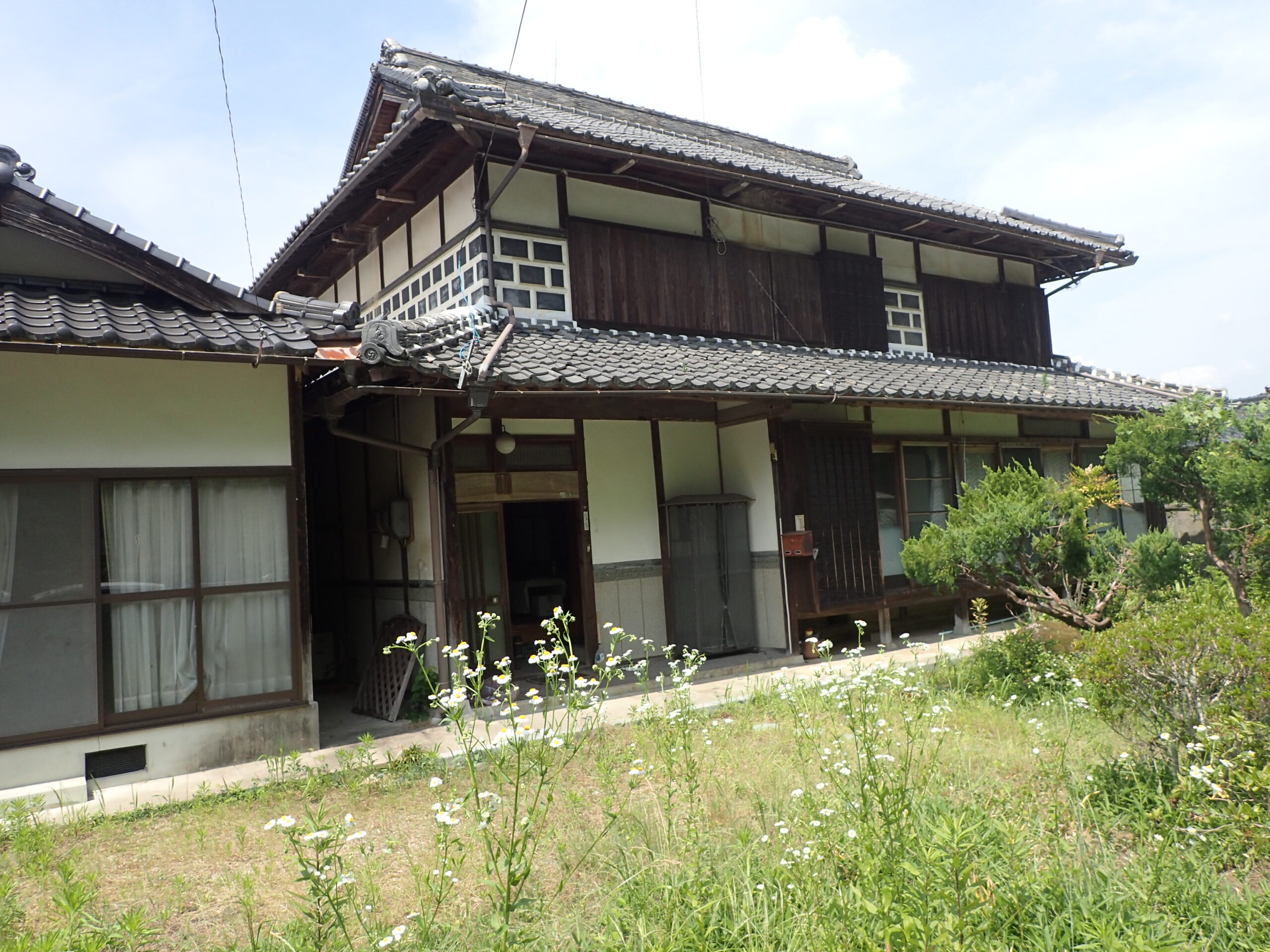 1950s wood house on a large plot in Okayama