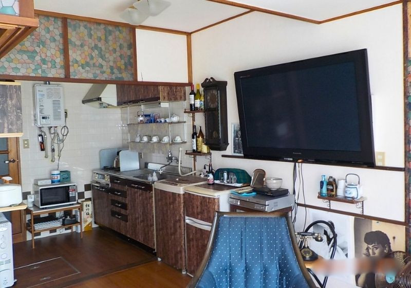 1970s concrete house, 5-min walk to station, Shizuoka