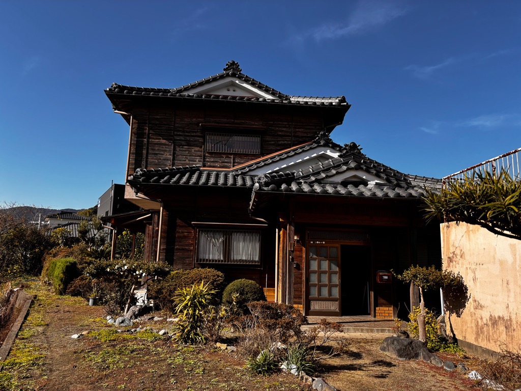 1980s wood house near the coast in Nishimochida, Aira