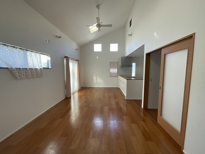 Very new building at 9 years old! Excellent location with convenient access!