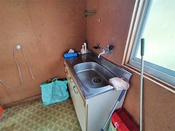 Building that used to be a cram school, has a simple sink and toilet. Comes with farmland.