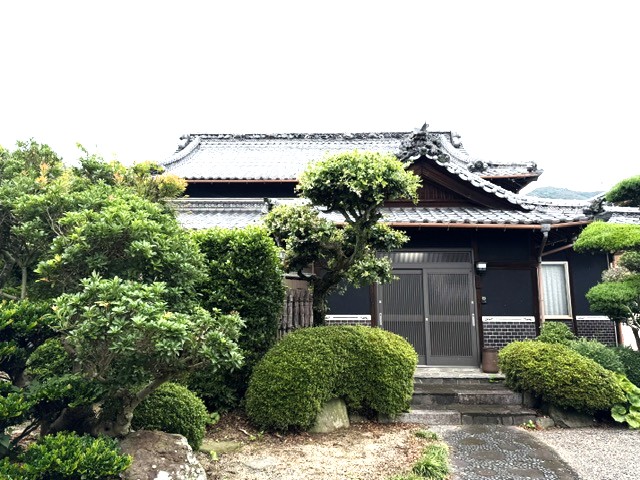 1970s wood house on a large plot in Kagawa