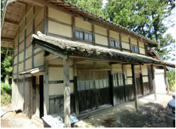 1960s wood house on a large plot in Niigata