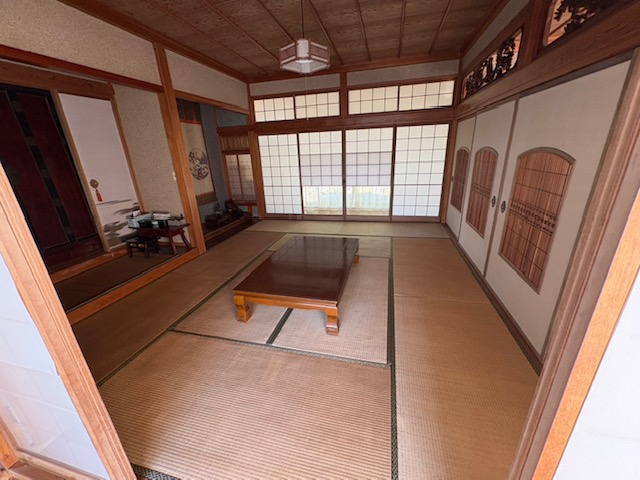 1970s wood house with storehouses in Fukui