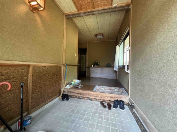 1970s wood house on a large plot in Tottori