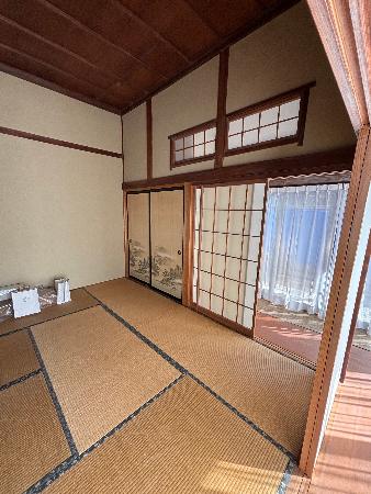 Historic property featuring traditional kura-style storehouse architecture among diverse buildings from Edo through Showa periods, based on Edo-era town planning