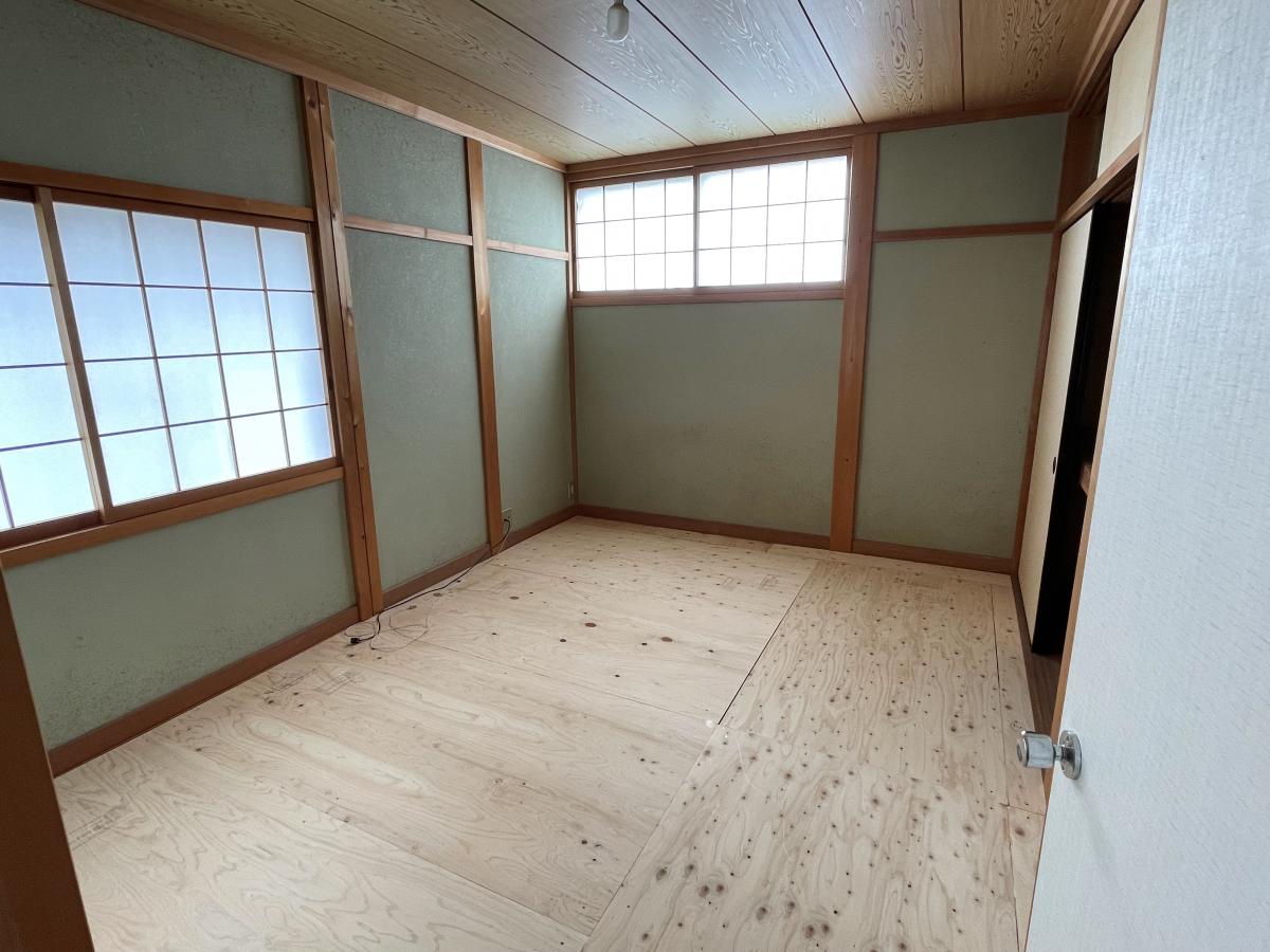 1980s wood house in Yosano, Kyoto, farmland, approval needed