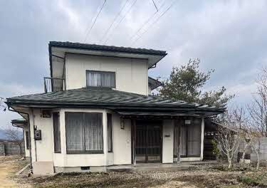 1970s wood house on a large plot in Iwate