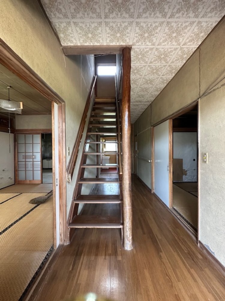 Bright, sunny 2-story building close to elementary school.