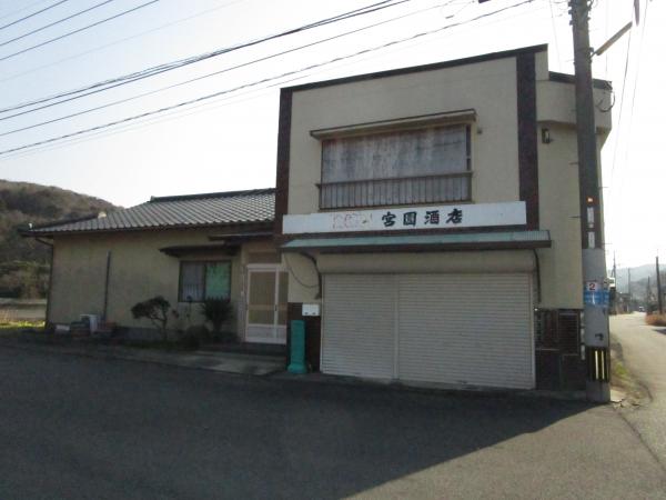Wood house with storehouses in Oita