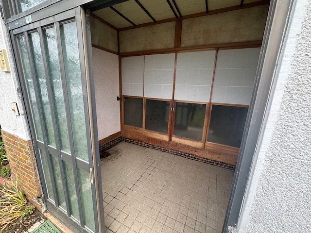Traditional-style tatami-room house with storage shed!