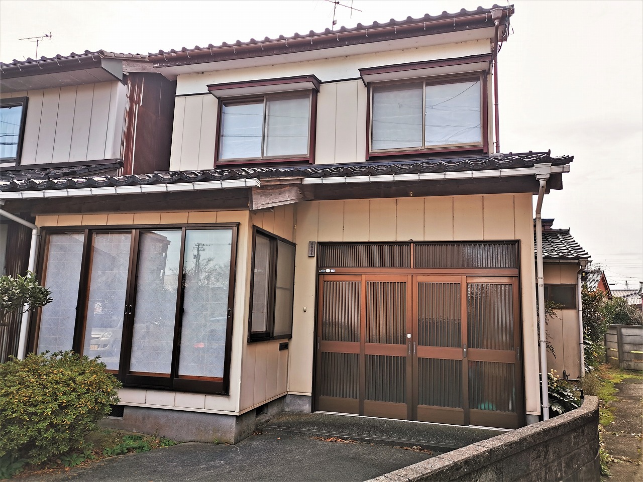 Wood house in Himi