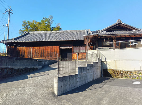 1980s wood house on a large plot in Wakayama