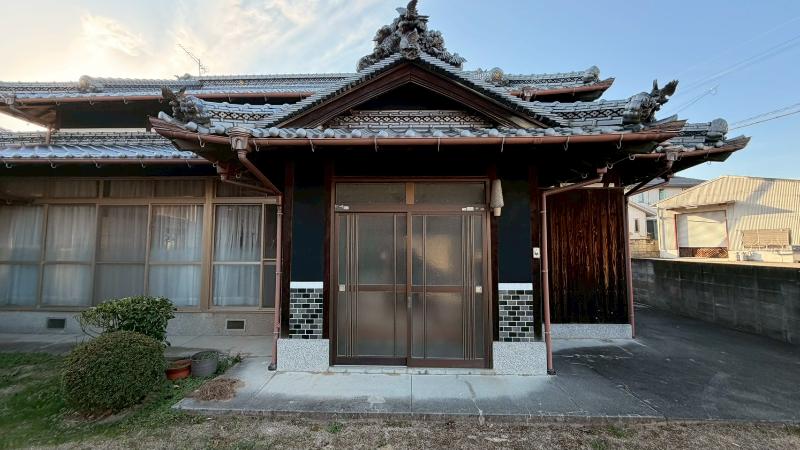 1970s wood house on a large plot in Kagawa