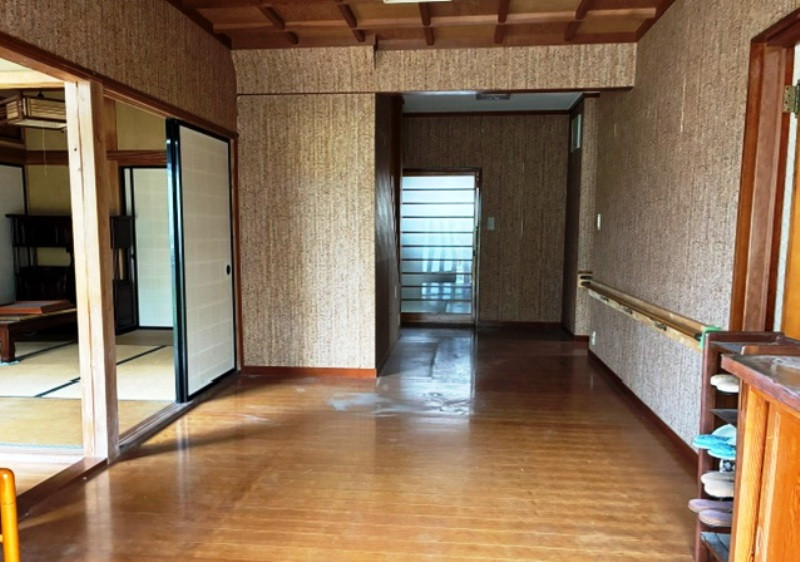 Wood house with outbuildings in Tottori