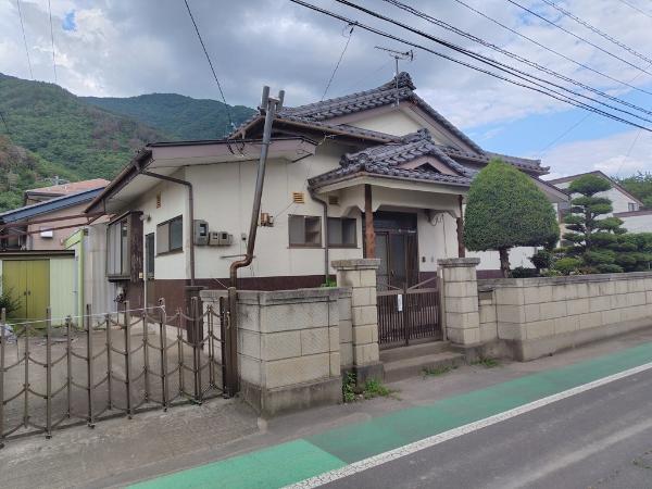 Compact single-story with detached building. Quiet residential area, convenient location near train line.