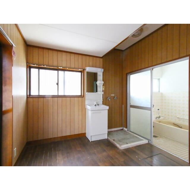 1970s wood house, 16-min walk to station, Mie