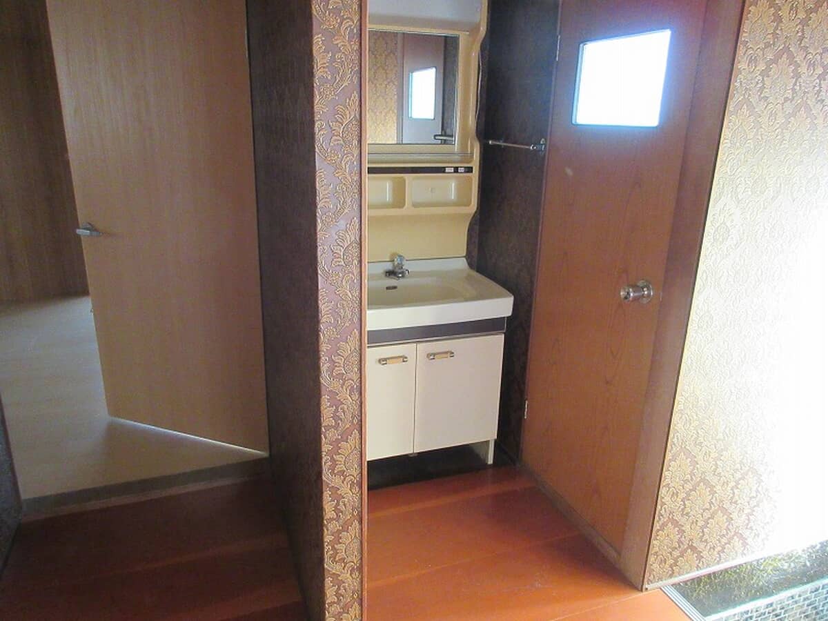 1970s wood house on a large plot in Hiroshima