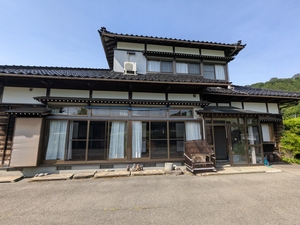1980s wood house on a large plot in Yamagata