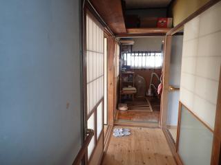 1950s wood house, 16-min walk to station, Oita