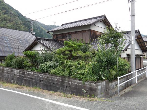 1970s wood house, 6-min walk to station, Ehime