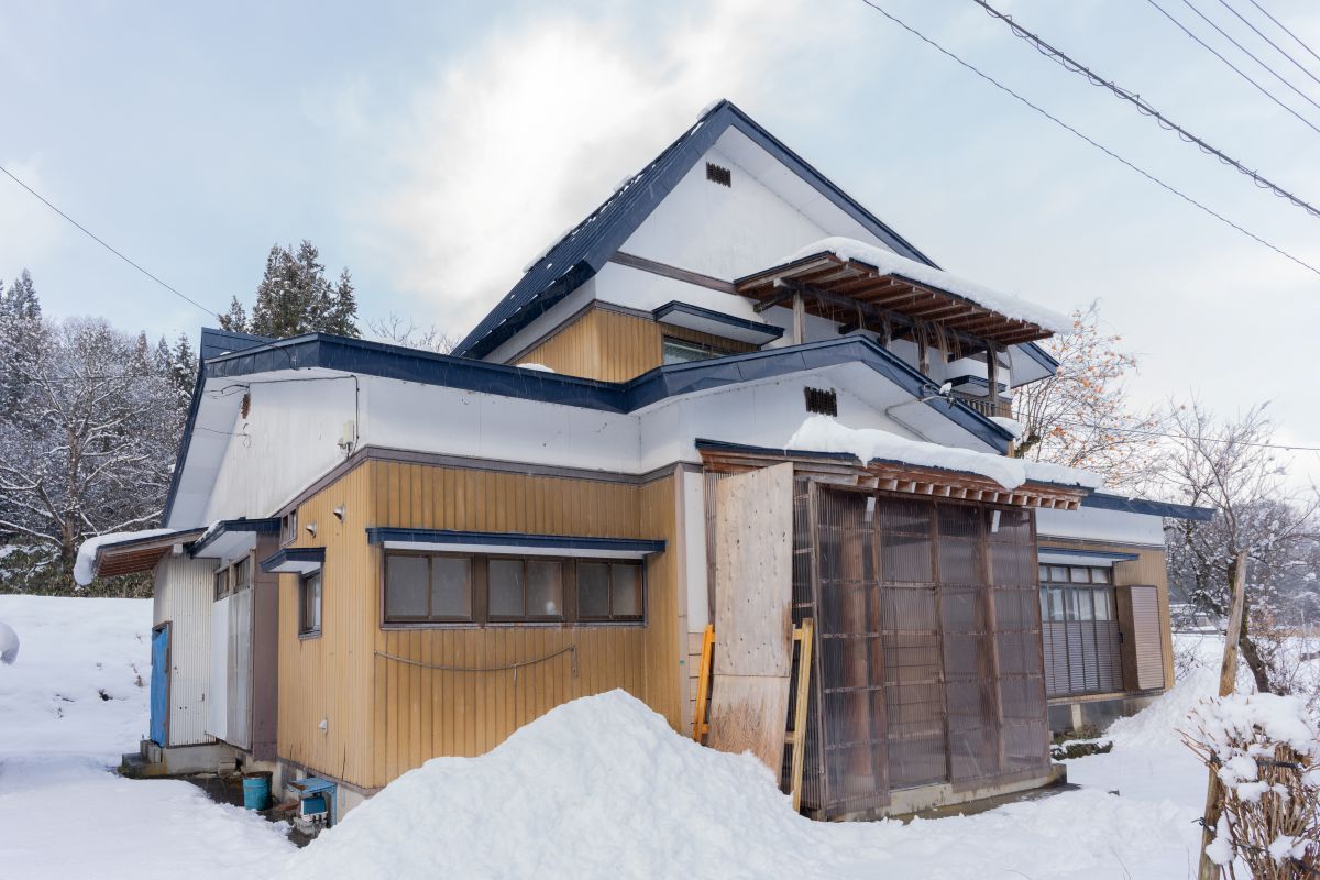 1980s wood house on a large plot in Yamagata