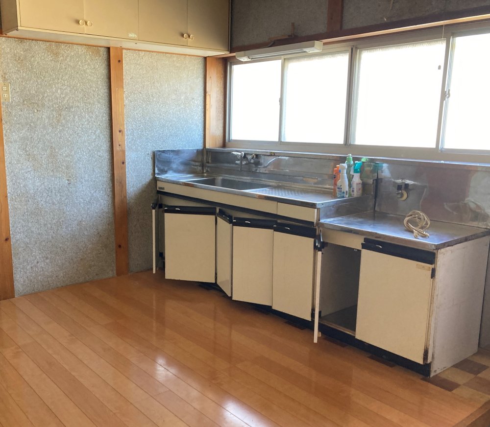 A 2-story house in a quiet residential neighborhood!