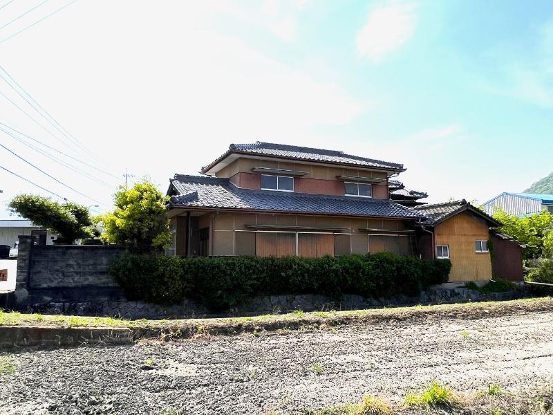 1970s wood house, 5-min walk to station, Kagawa