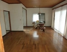1990s wood house on a large plot in Niigata
