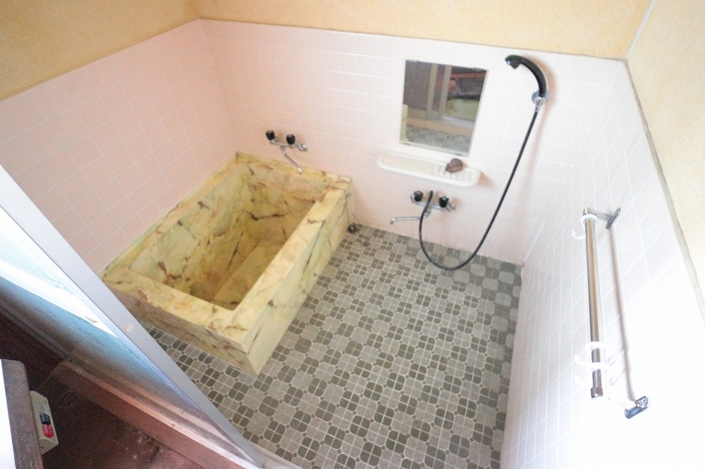 1970s wood house, 13-min walk to station, Toyama