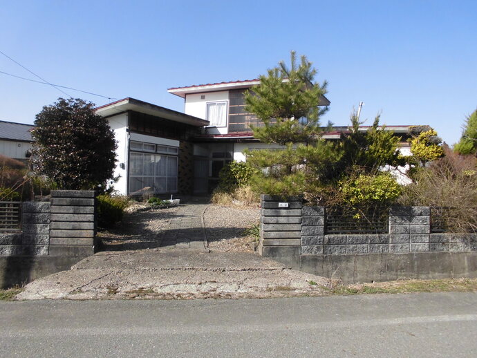 1970s wood house with storehouses in Akita