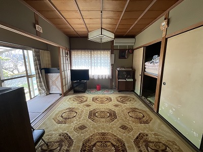 Convenient location near supermarkets and schools!