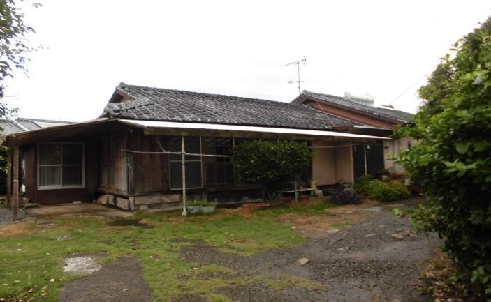 1960s wood house on a large plot in Izumi, Kagoshima